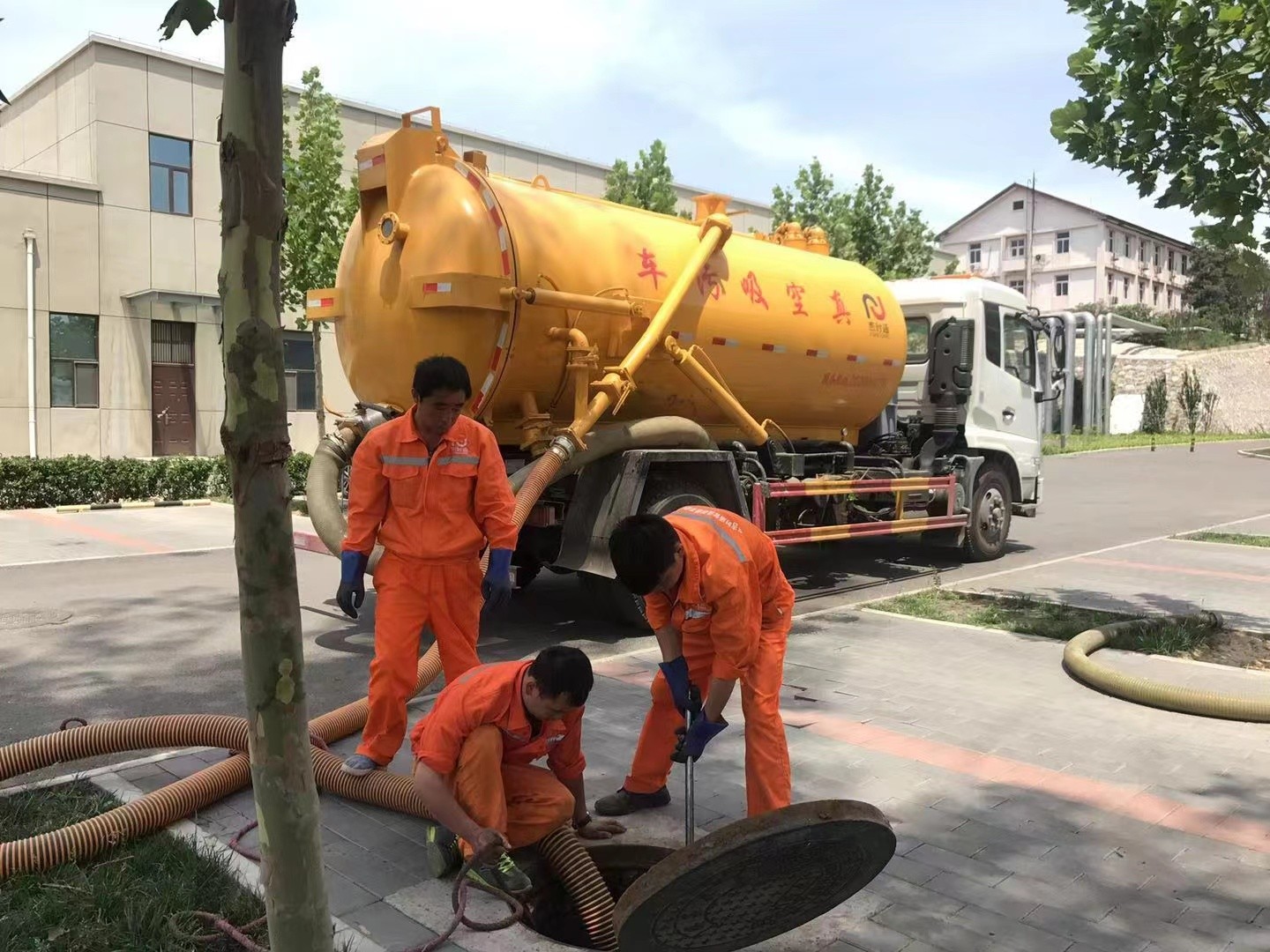 解放化粪池清理与5-8吨吸粪车施工效率分析